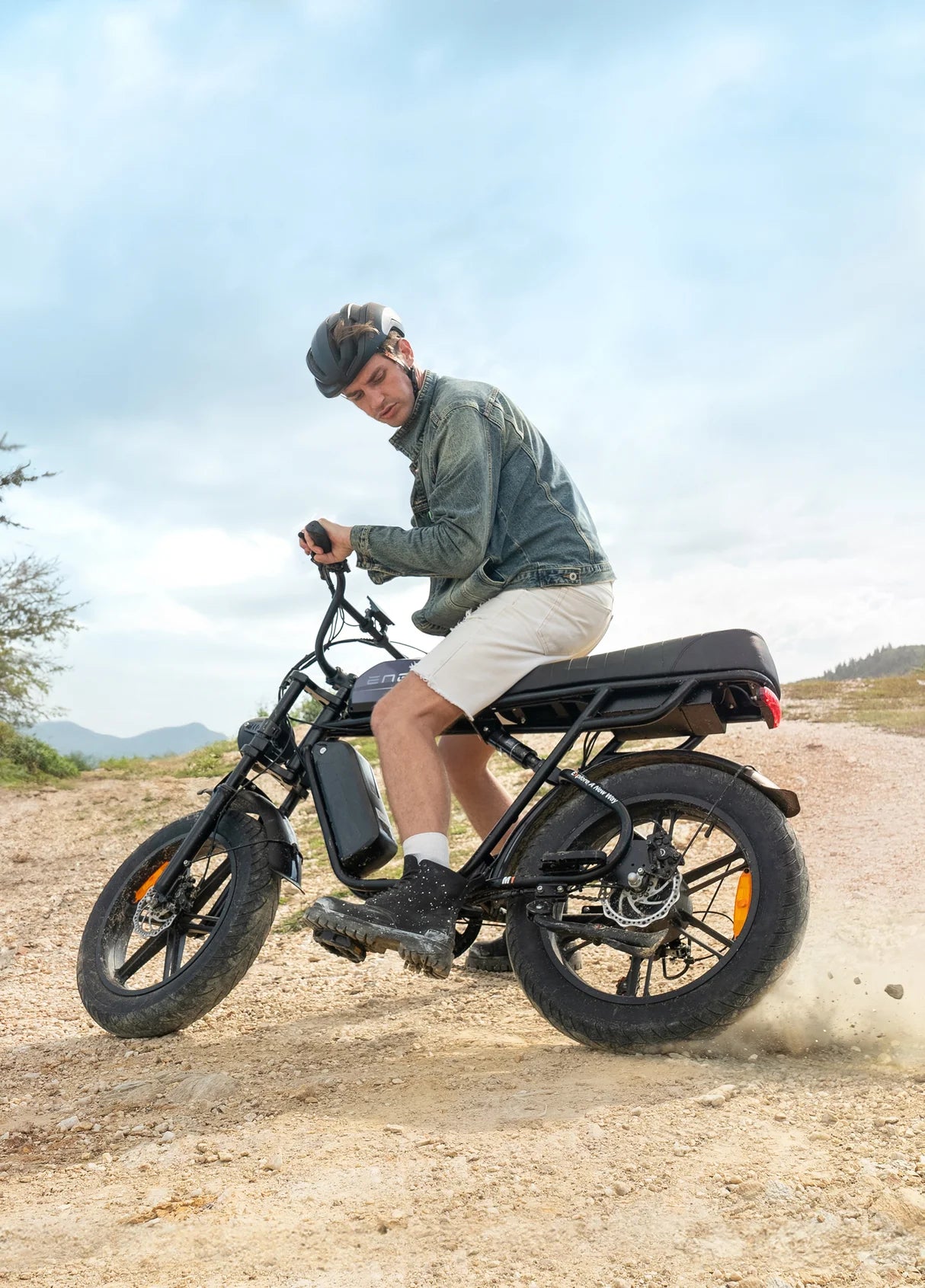 Vélo électrique ENGWE M1 en pleine action tout terrain