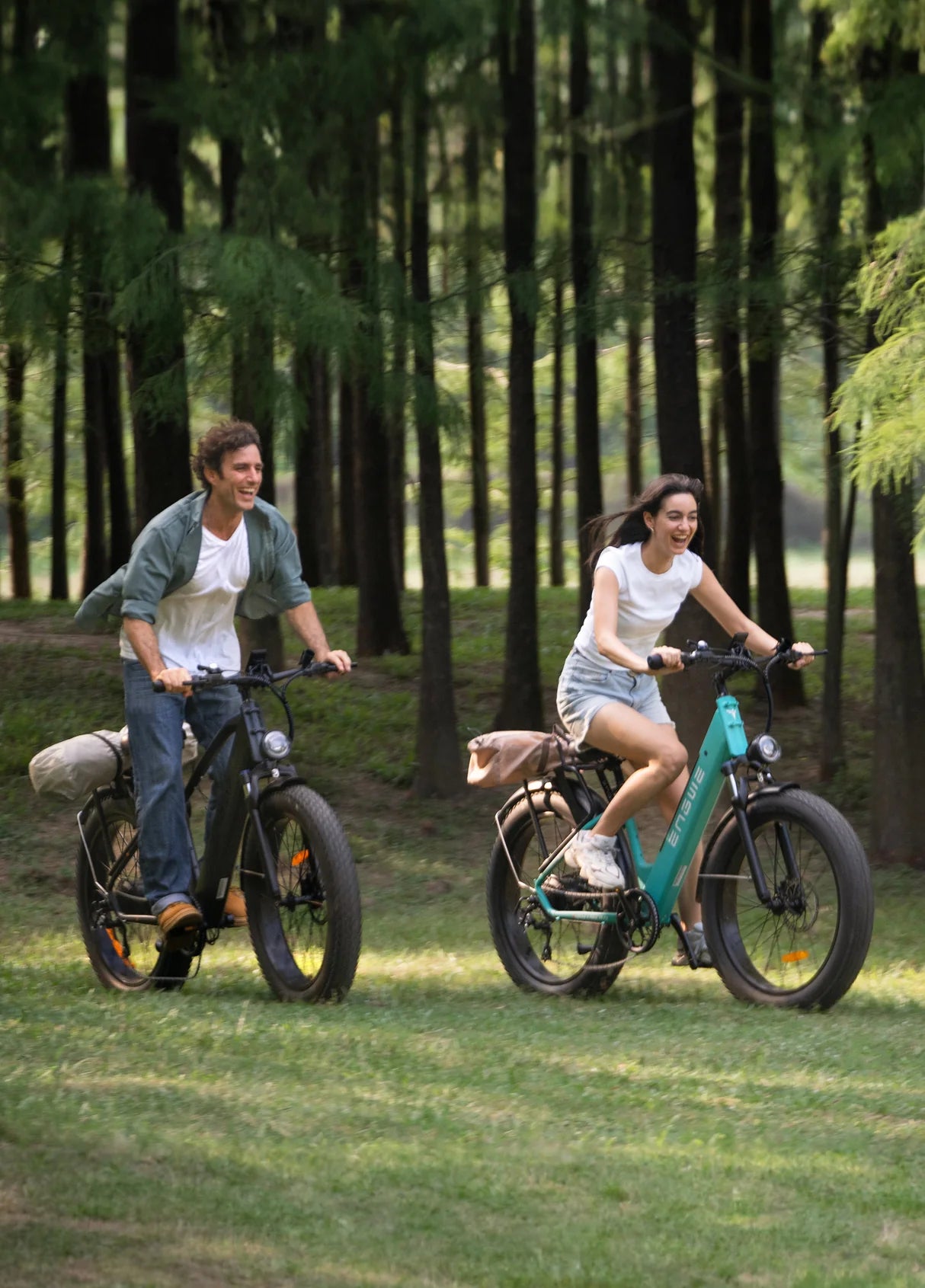 Deux Fat bike ENGWE E26 Step-thru gemme bleue et gris galaxie 250W 26 pouces vue de profil droit en balade nature