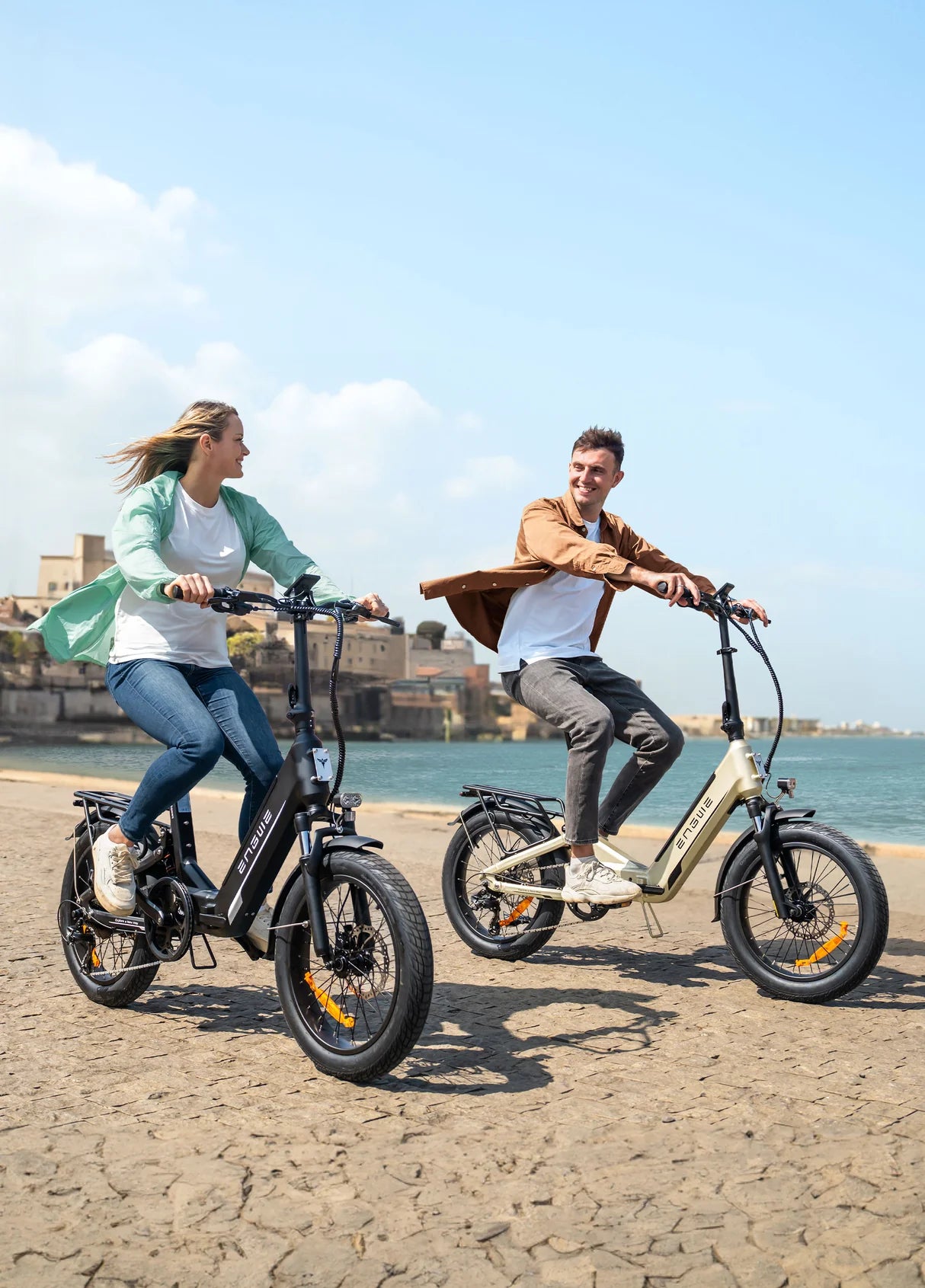 ENGWE L20 Boost noir et champagne en balade tout-terrain