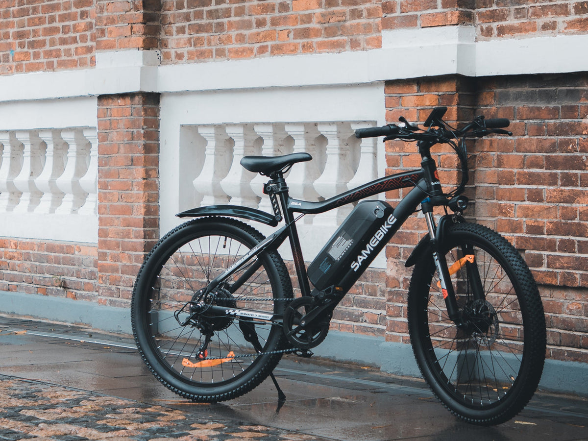 Vélo électrique urbain SAMEBIKE LVHLB26A en situation en extérieur
