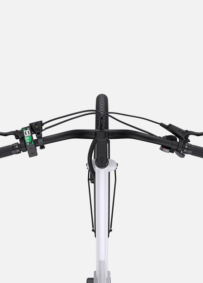 Vue de haut du vélo électrique urbain ENGWE P275 ST blanc, et de son guidon