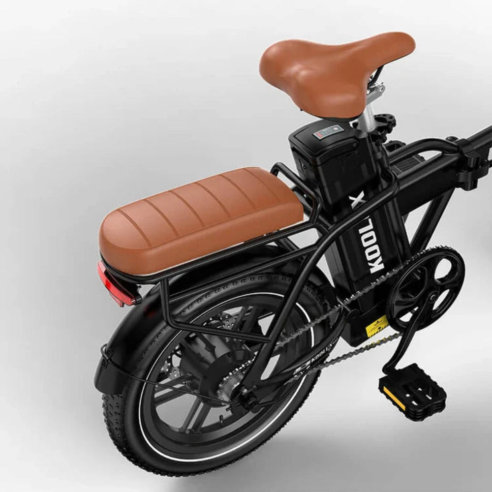 Partie arrière du KOOLUX X10 avec selle et siège arrière marron en cuir et batterie 13 Ah E-VELO