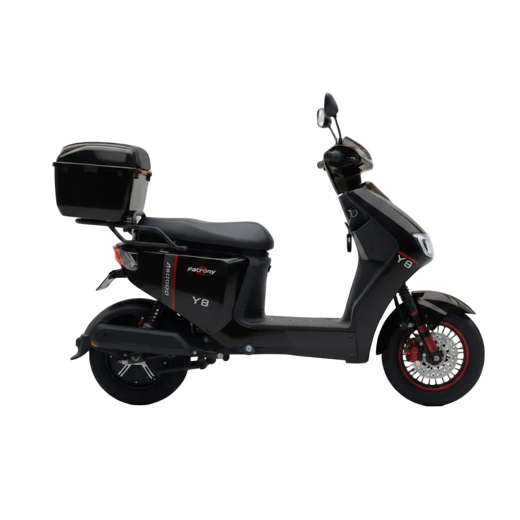 Scooter électrique VESLA Y8 PRO noir 500W 48V, moteur brushless, couple 105 Nm, vitesse 50 km/h, batterie lithium 60Ah, autonomie 80–120 km, freins à disque AV/AR, châssis renforcé, charge 150 kg vue de profil droit