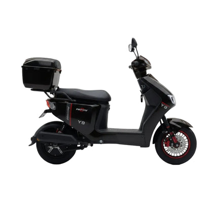 Scooter électrique VESLA Y8 PRO noir 500W 48V, moteur brushless, couple 105 Nm, vitesse 50 km/h, batterie lithium 60Ah, autonomie 80–120 km, freins à disque AV/AR, châssis renforcé, charge 150 kg vue de profil droit