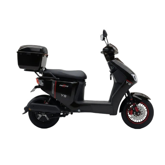 Scooter électrique VESLA Y8 PRO noir 500W 48V, moteur brushless, couple 105 Nm, vitesse 50 km/h, batterie lithium 60Ah, autonomie 80–120 km, freins à disque AV/AR, châssis renforcé, charge 150 kg vue de profil droit