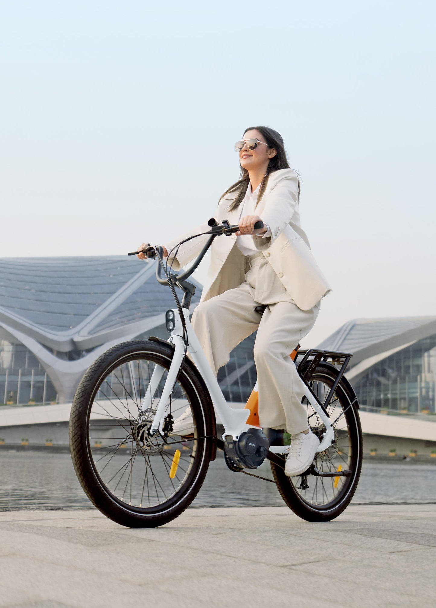 Vélo électrique urbain ENGWE P275 ST blanc, moteur central 250W, autonomie 260 km en promenade urbaine 